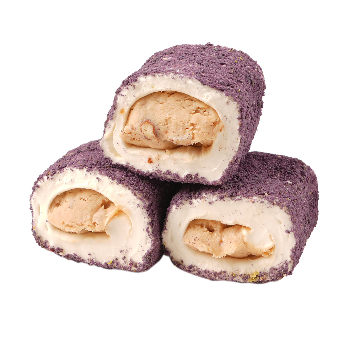 Lokum mit Haselnusscreme und Mandeln, umhüllt mit purple Velvet