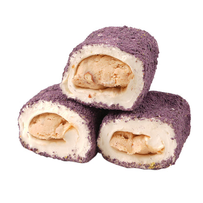 Lokum mit Haselnusscreme und Mandeln, umhüllt mit purple Velvet
