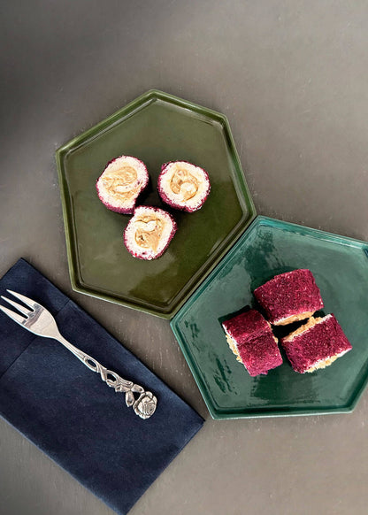 Lokum mit Haselnusscreme und Mandeln, umhüllt mit purple Velvet