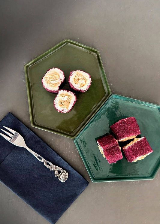 Lokum mit Haselnusscreme und Mandeln, umhüllt mit purple Velvet