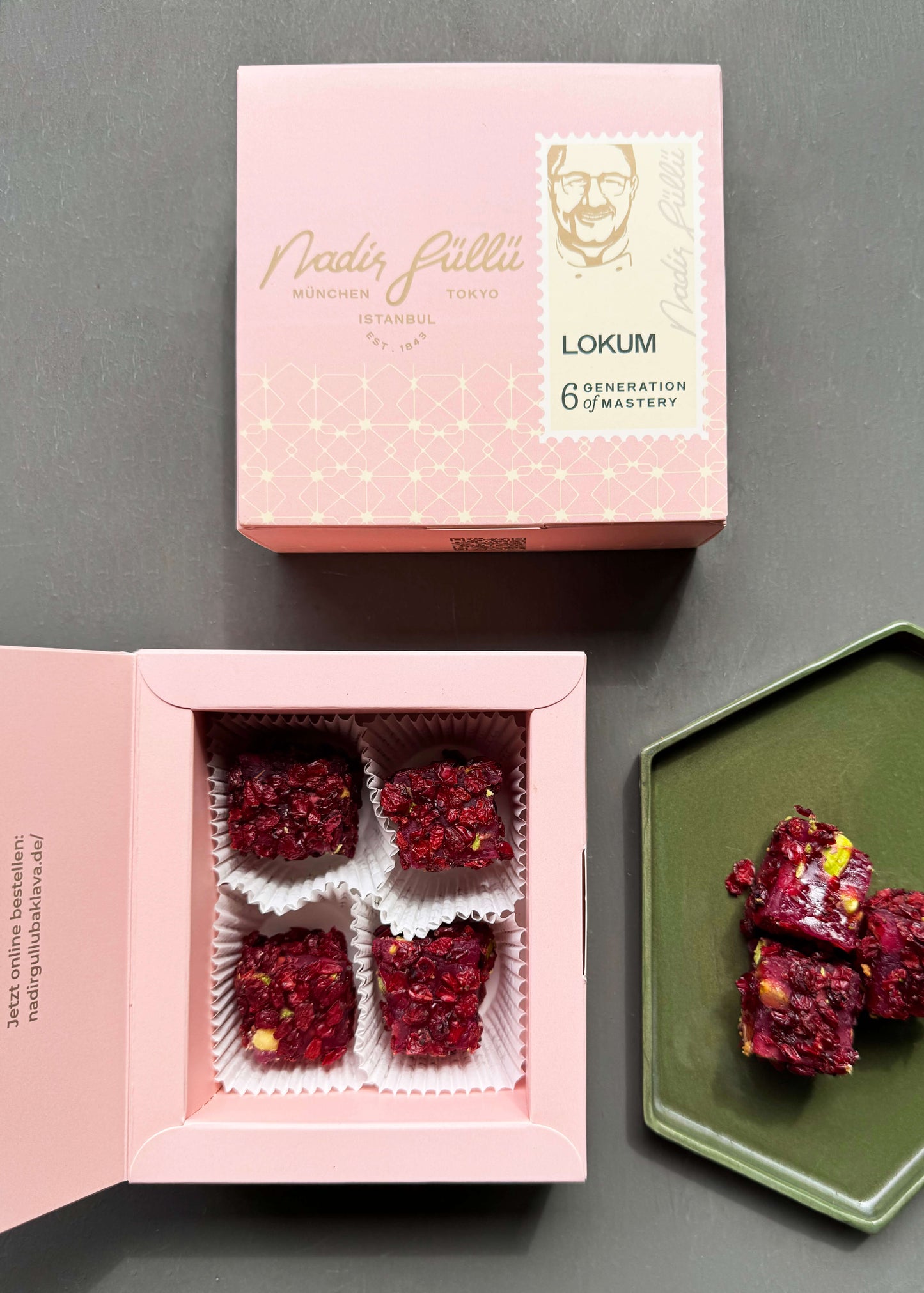 Lokum mit Granatapfel und Pistazien, umhüllt mit Berberitzen